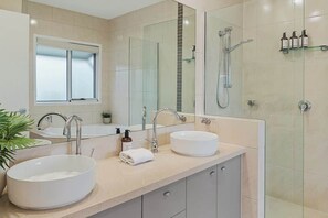 Shower, hair dryer, shampoo - Pet Friendly Modern Oasis with Private Pool (Noosa Region)