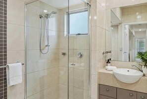 Shower, hair dryer, shampoo - Pet Friendly Modern Oasis with Private Pool (Noosa Region)