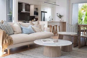 TV - Newly Renovated Modern Noosa River Home With Pool (Noosa Region)