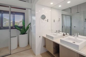 Shower, hair dryer, shampoo - Newly Renovated Modern Noosa River Home With Pool (Noosa Region)