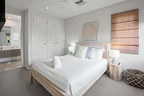 3 bedrooms, iron/ironing board, WiFi, bed sheets - Modern, Airy Duplex Steps to River w/ Heated Pool (Noosa Region)