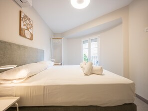 4 bedrooms, desk, free WiFi, bed sheets