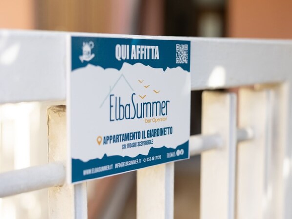 En skylt för Elba Summer, som visar att det är ett reseföretag.