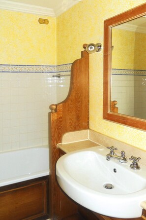 Classic Apartment, 3 Bedrooms | Bathroom - Holiday Residence Sea Villas, Stintino (Stintino)