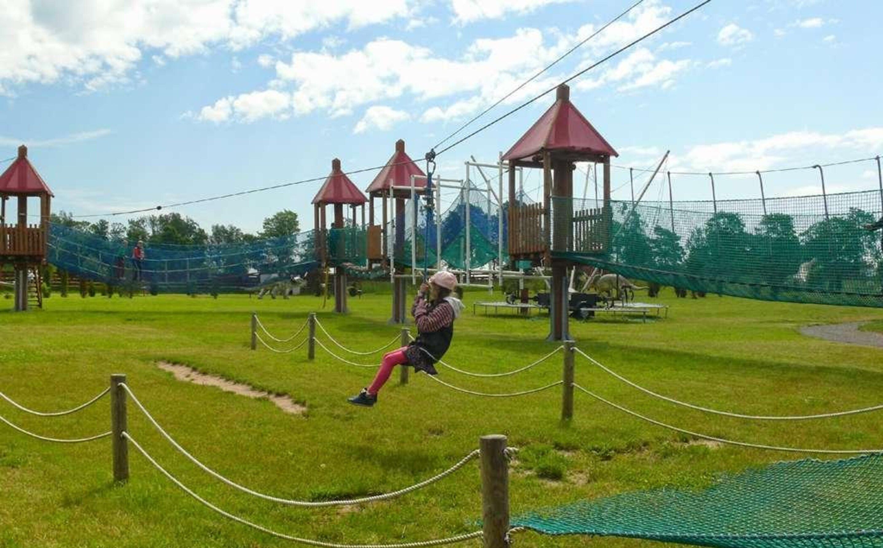 Une aire de jeux avec des ponts de cordes et des zones d’escalade en filet.