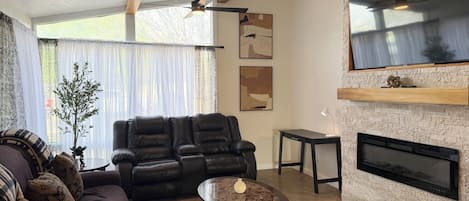 Smart TV, chimenea y libros