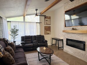 Smart TV, chimenea y libros 