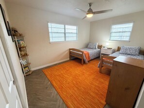 3 habitaciones, escritorio y tabla de planchar con plancha