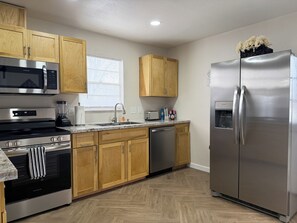Refrigerador, microondas, horno y parrilla de estufa 