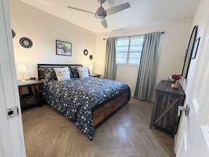 3 bedrooms, desk, iron/ironing board, travel cot