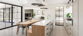 Serene farm life 5-bedroom villa fully solar powered in charming Banhoek.