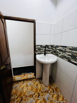 Douche, serviettes fournies, savon, papier de toilette