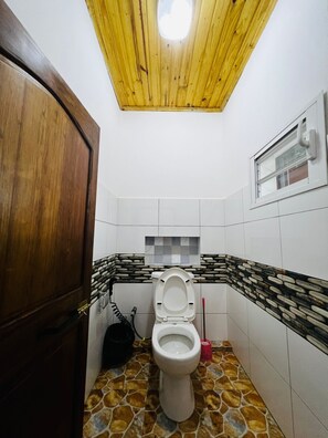 Douche, serviettes fournies, savon, papier toilette