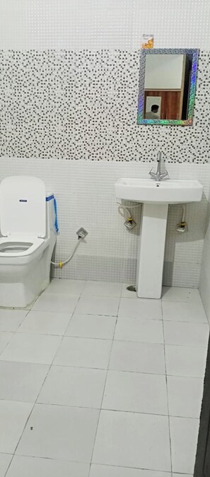 Shower, pancuran hujan, sandal, dan handuk
