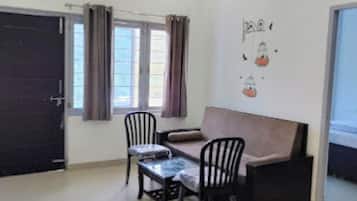 ملاءات للفراش لا تسبب الحساسية ومكتب وتجهيزات عازلة للصوت