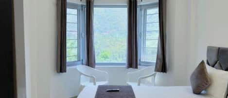 Standard Double Room, Air conditioning | Hypo-allergenic bedding, desk, soundproofing, free WiFi