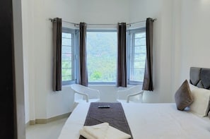 Deluxe Double Room | Hypo-allergenic bedding, desk, soundproofing, free WiFi - Hotel The Komfy Stayz Dehradun (Dehradun)