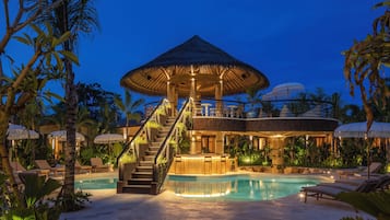 Bar junto a la piscina