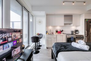 Room -  Serene Studio in Downtown. Perfect solo traveller base! (Toronto)