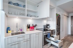 Private kitchen -  Serene Studio in Downtown. Perfect solo traveller base! (Toronto)