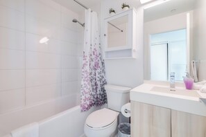 Bathroom -  Serene Studio in Downtown. Perfect solo traveller base! (Toronto)