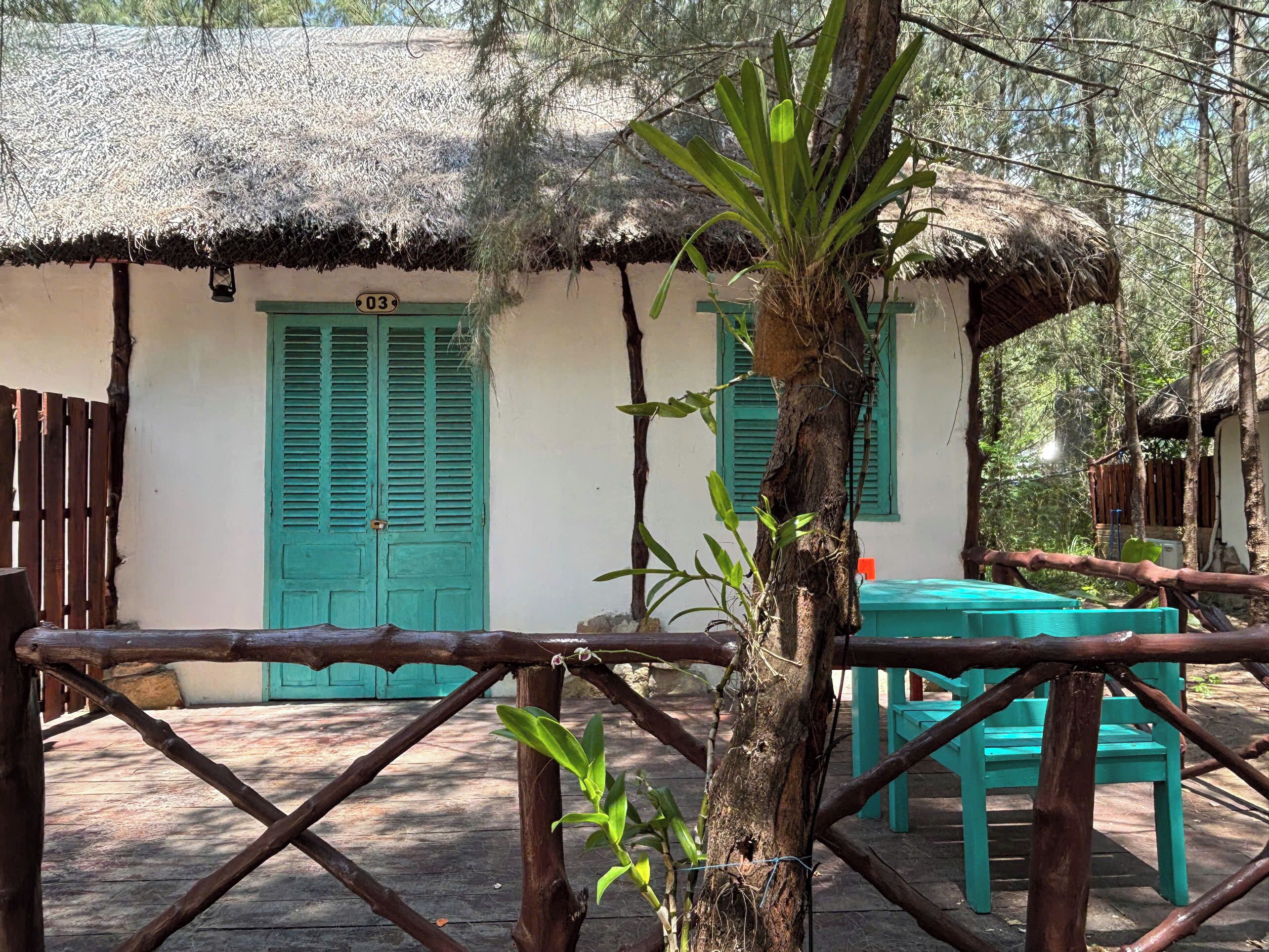 Familjebungalow - utsikt mot trädgården | Restaurang utomhus