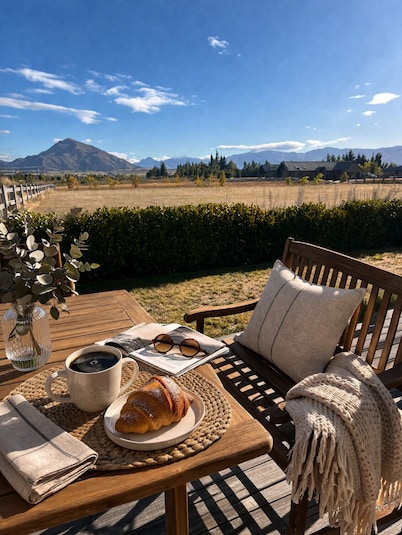 Mountain Views, Coffee & Ski - Wanaka Studio