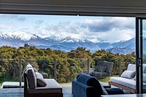 Interior - Treetop Heights | Mountain Views, Wanaka (Wānaka)