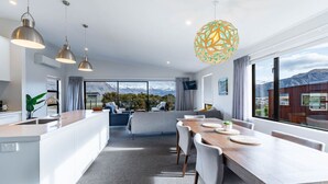 Ein modernes Interieur mit Essbereich, Küche und Sitzgelegenheit mit Bergblick.