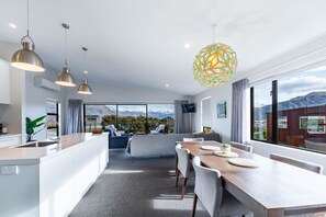 Ein modernes Interieur mit Essbereich, Küche und Sitzgelegenheit mit Bergblick.