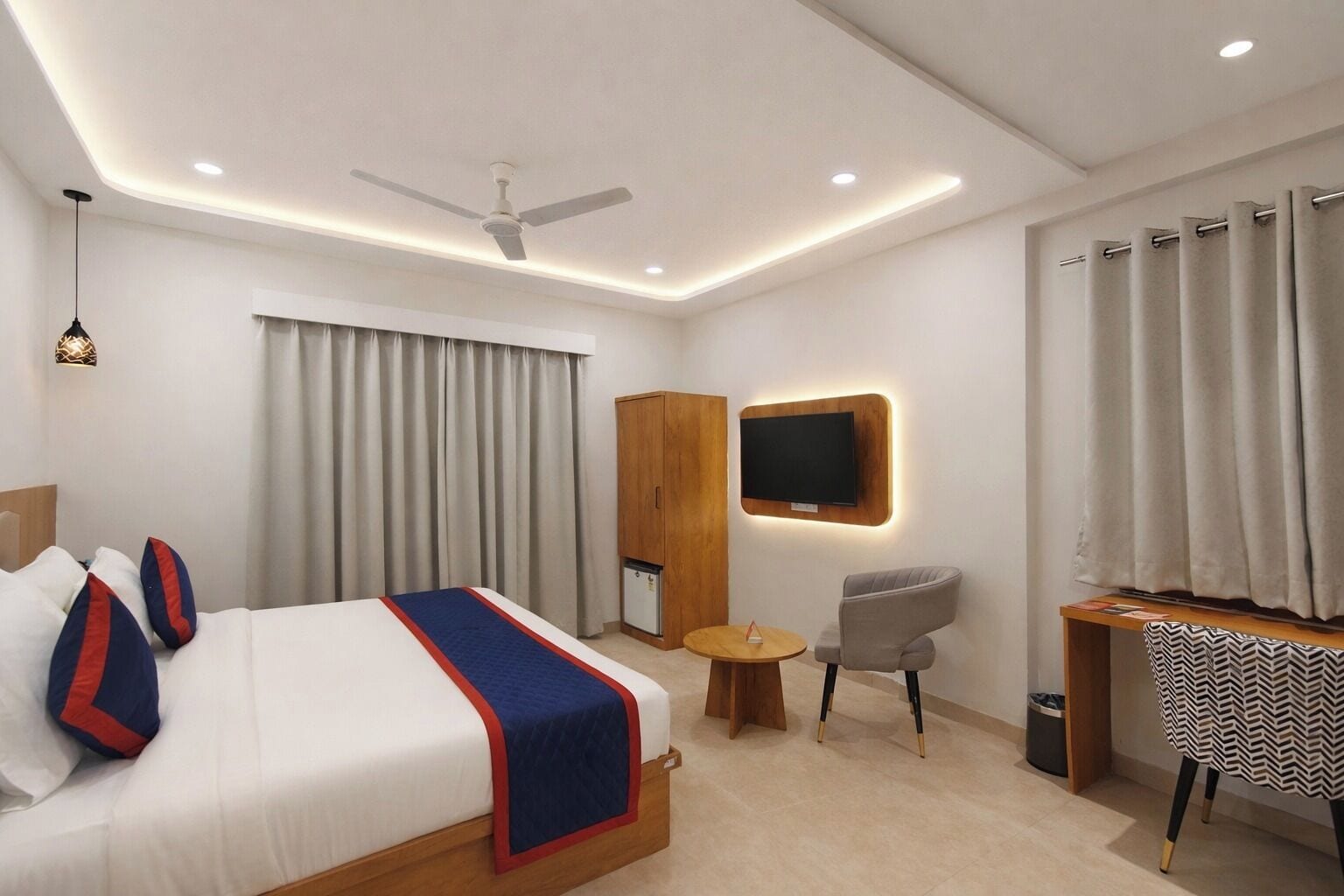 Deluxe Room | In-room safe, desk, blackout curtains, iron/ironing board