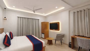 Deluxe Room | In-room safe, desk, blackout curtains, iron/ironing board