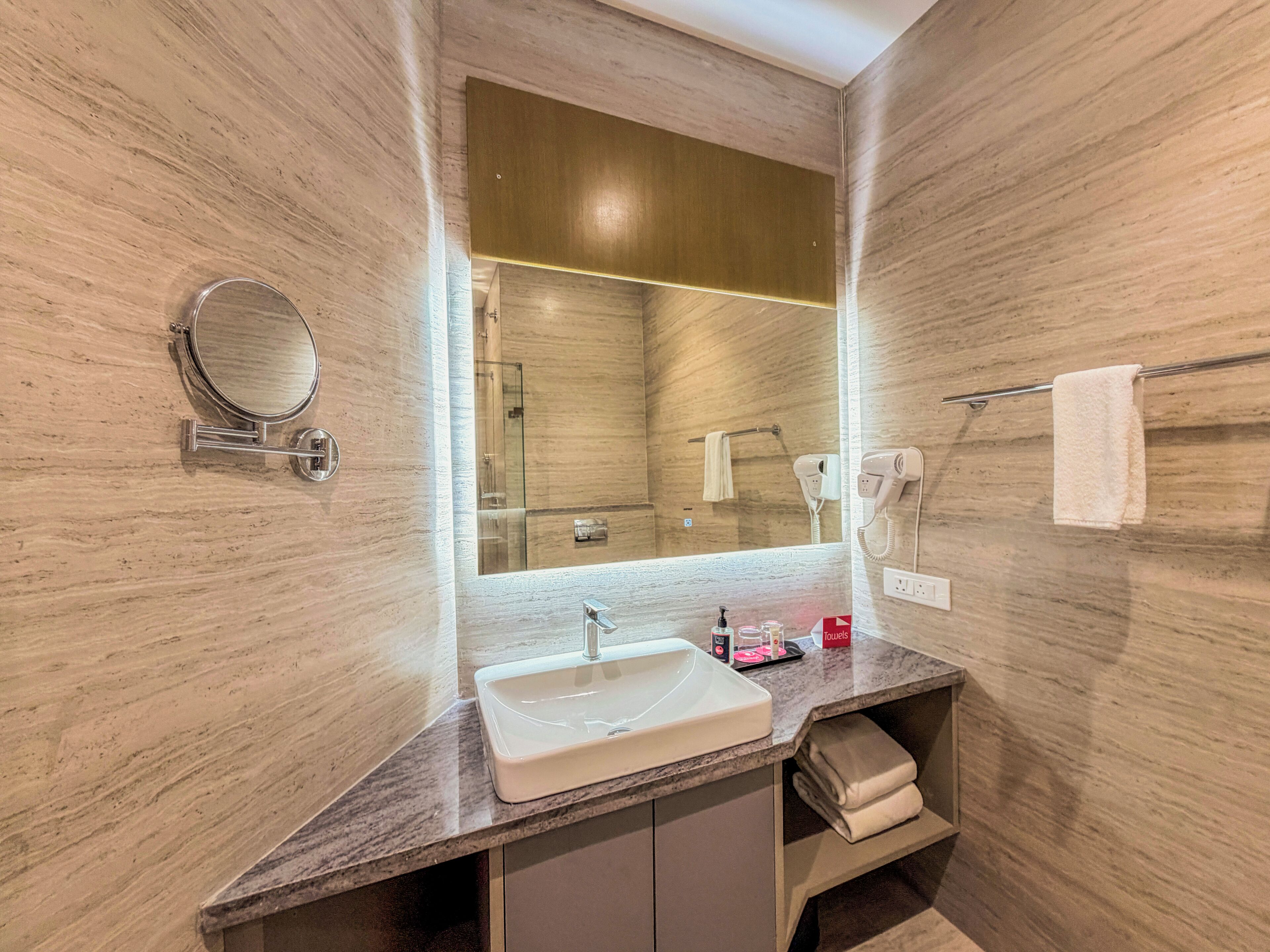 Deluxe Twin Room | Bathroom | Separate bathtub and shower, hair dryer, towels, soap