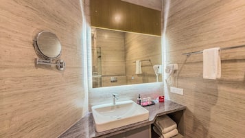 Deluxe Twin Room | Bathroom | Separate bathtub and shower, hair dryer, towels, soap