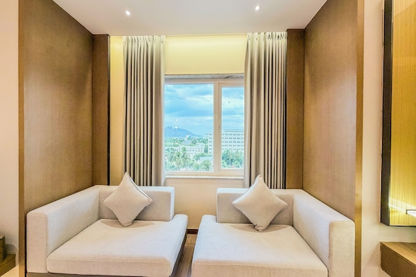 Deluxe Room | Premium bedding, minibar, in-room safe, desk