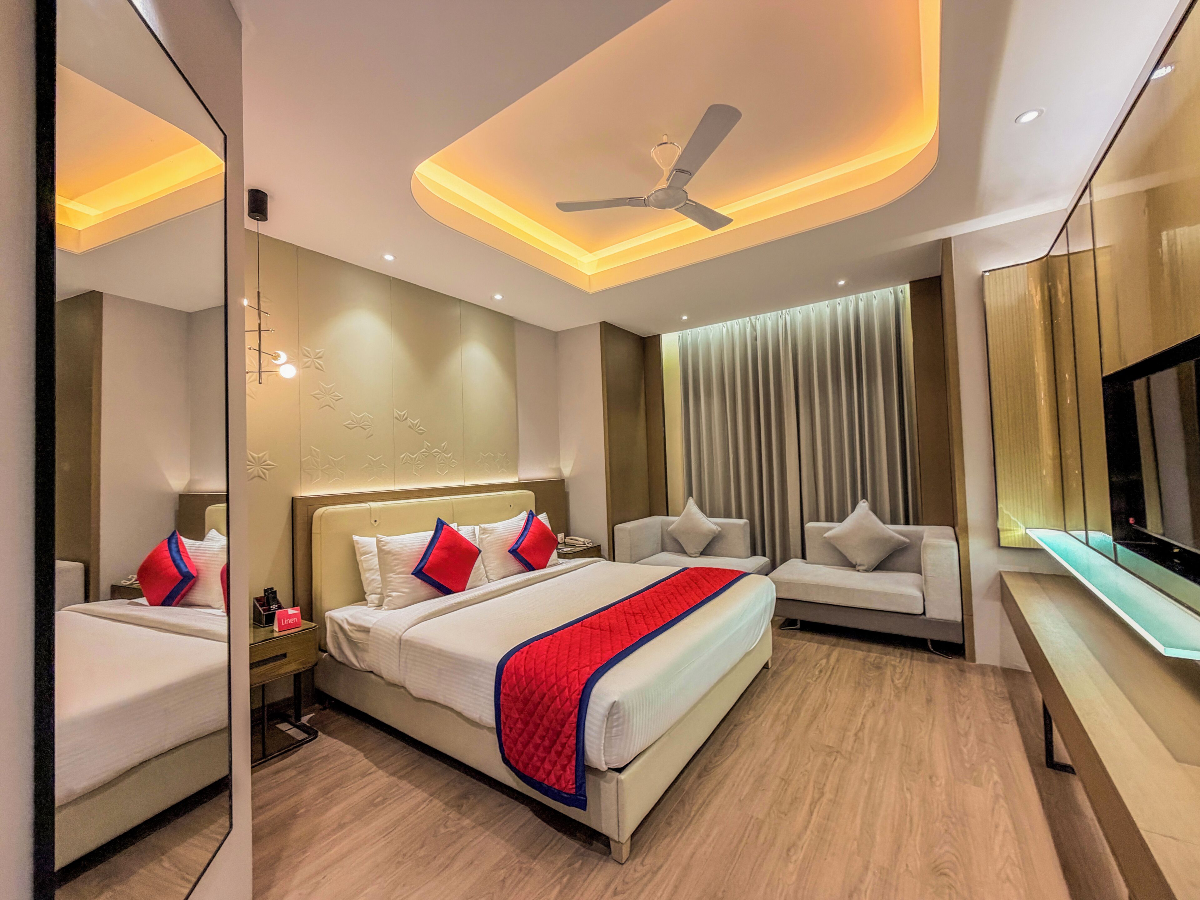 Phòng Deluxe | Bộ đồ giường cao cấp, minibar, két bảo mật tại phòng, bàn 