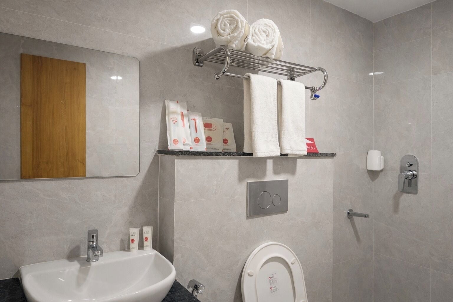 Kamar Deluks | Kamar mandi | Bathtub dan shower terpisah, pengering rambut, handuk, dan sabun