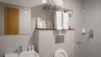 Kamar Deluks | Kamar mandi | Bathtub dan shower terpisah, pengering rambut, handuk, dan sabun