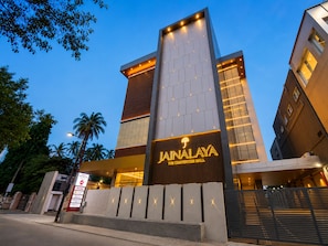 Un hotel moderno con un letrero llamativo que dice 'Janalaya The Convention Hall'.