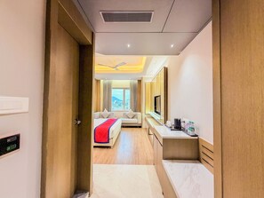 Habitación Deluxe | Ropa de cama de alta calidad y minibar 