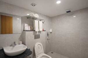 Quarto luxo | Banheiro | Banheira e chuveiro separados, secador de cabelo, toalhas de banho 