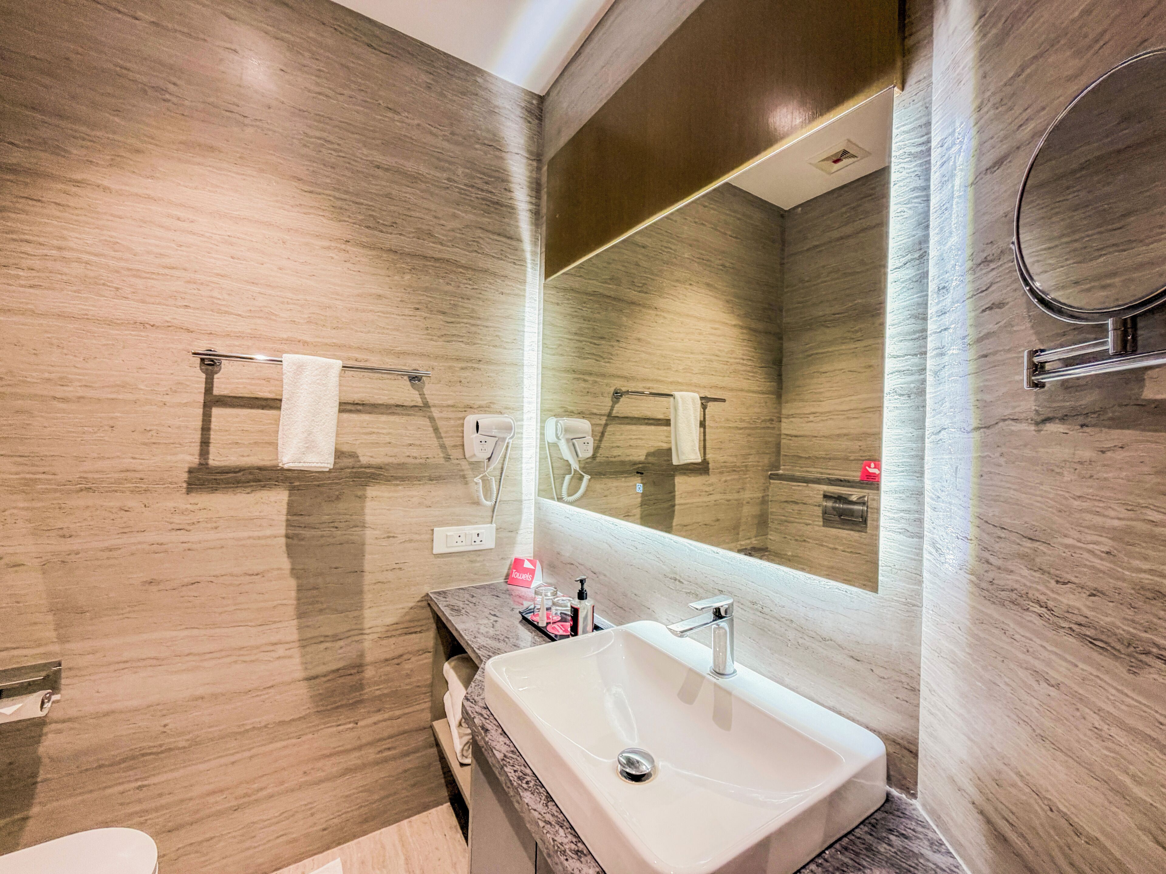Phòng Deluxe | Phòng tắm | Bồn tắm và buồng tắm vòi sen riêng, máy sấy tóc, khăn tắm, xà phòng 