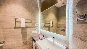 Bañera y ducha independientes, secador de pelo, toallas, jabón