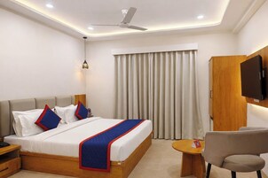 Quarto luxo | Cofres nos quartos, escrivaninha, cortinas blackout