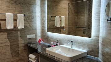 Bañera y ducha independientes, secador de pelo, toallas, jabón