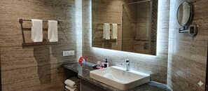 Bañera y ducha independientes, secador de pelo, toallas, jabón