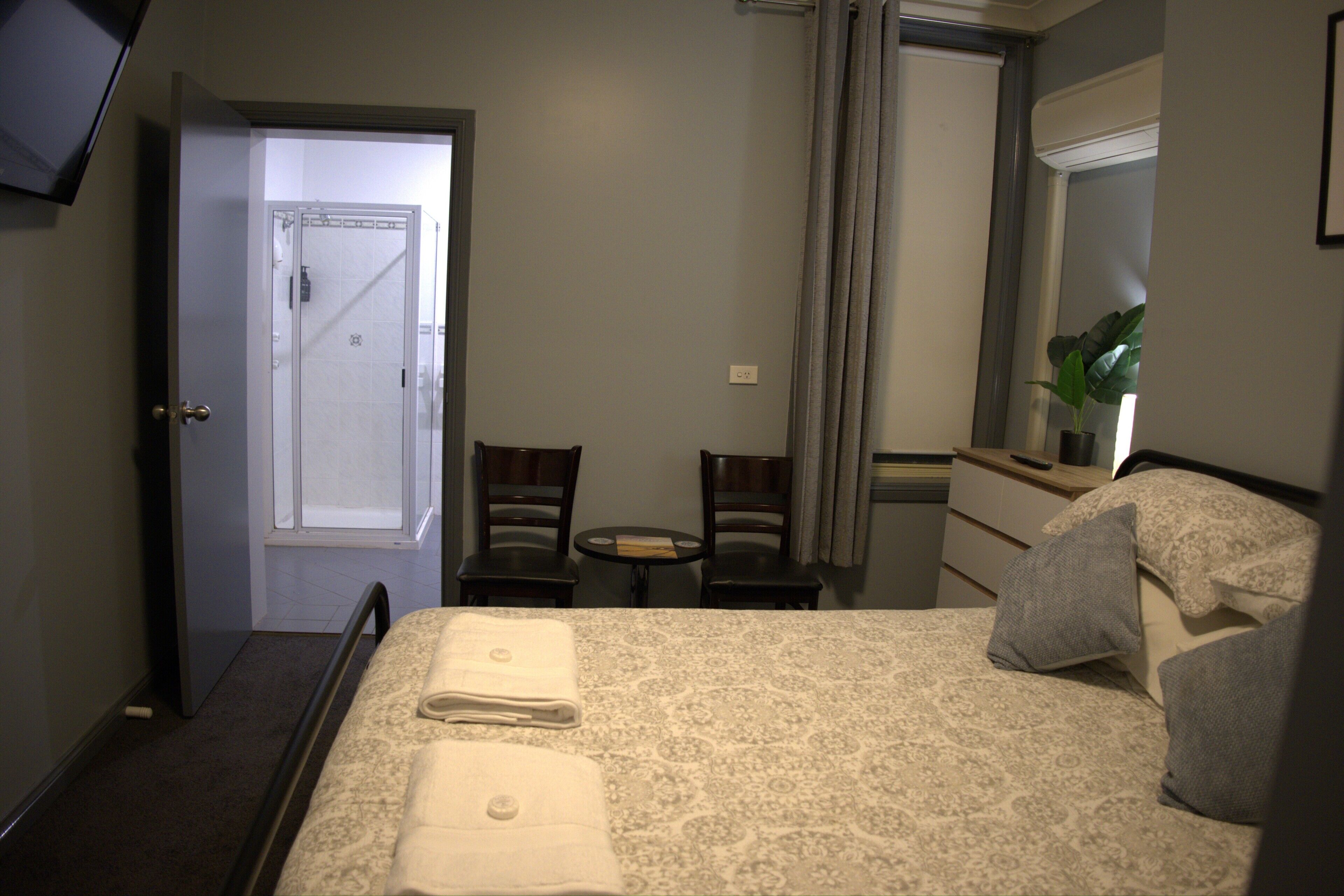 Doppelzimmer, 1 Queen-Bett, Nichtraucher, eigenes Bad | Kostenloses WLAN, Bettwäsche