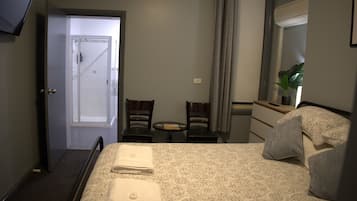 Doppelzimmer, 1 Queen-Bett, Nichtraucher, eigenes Bad | Kostenloses WLAN, Bettwäsche