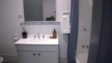 Double Room, 1 Queen Bed, Non Smoking, Private Bathroom | Bathroom