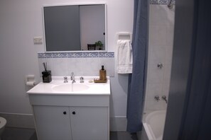 Chambre Double, 1 grand lit, non-fumeur, salle de bains privée | Salle de bain